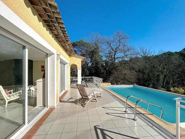Maison, Bagnols en Forêt 4 Chambres, Piscine et Garages ! 146m² Bagnols en Forêt