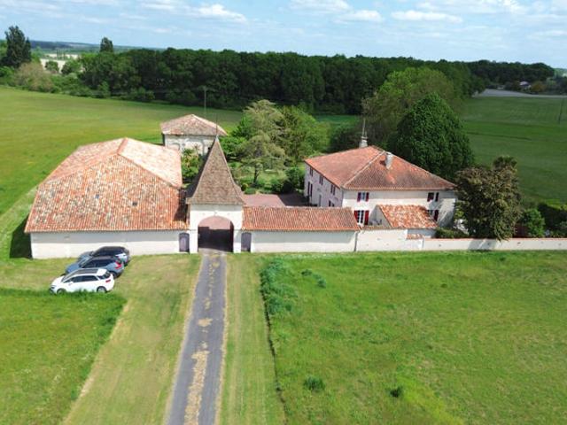 Maison Barbezieux Saint Hilaire 8 pièce s 341 m2