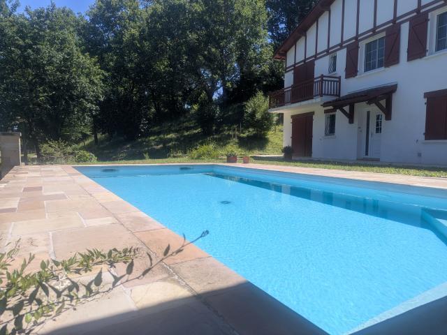 Maison basque avec piscine et pool house