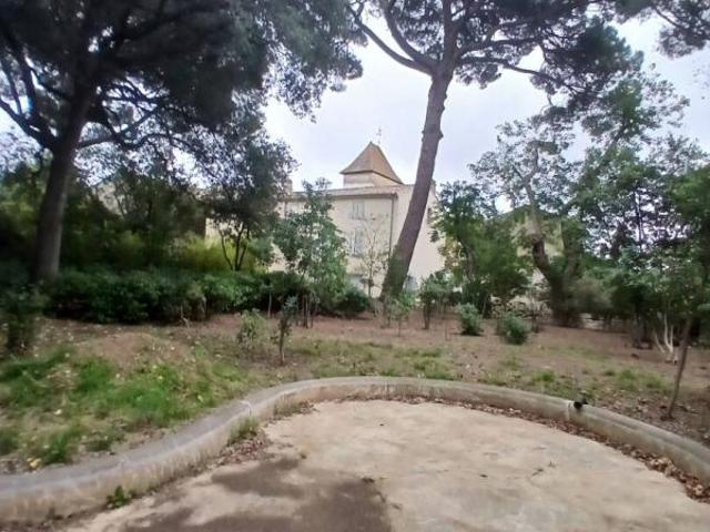 Maison Béziers 10 pièces 347 m2. Grand salon salle à manger 7 chambres, parc