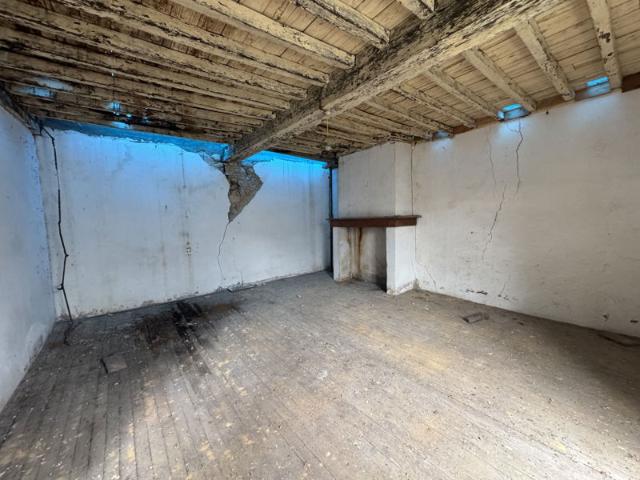 Corps de ferme béarnais à rénover avec terres
