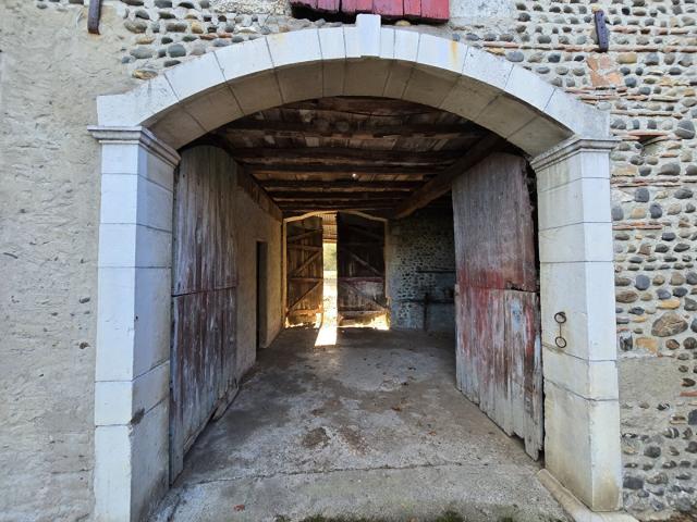 Maison Béarnaise de 129 m², avec dépendances sur un terrain. 129m² Mont