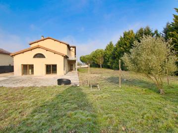 Maison beaux volumes sur terrain 3 180 m2
