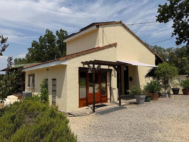Maison bien entretenue avec studio indépendant, piscine chauffée et dépendances
