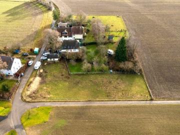 Maison bifamiliale avec grand terrain