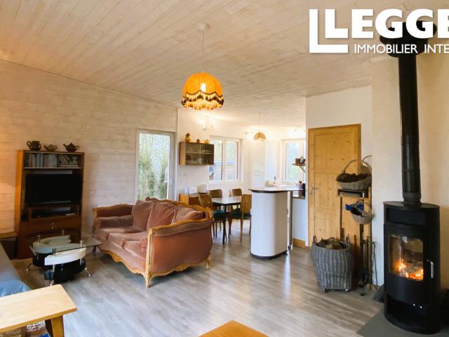 Maison bioclimatique moderne en bois de 2 chambres dans un petit hameau offrant une vue magnifique sur l'etang