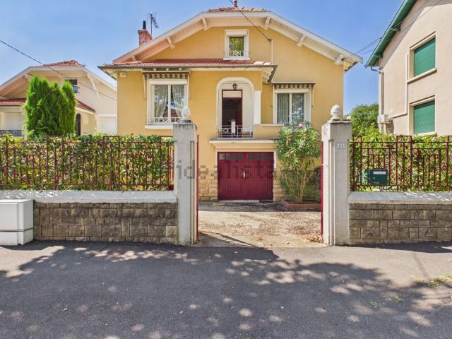 Maison, Bron