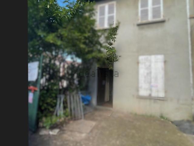 Maison, Bron