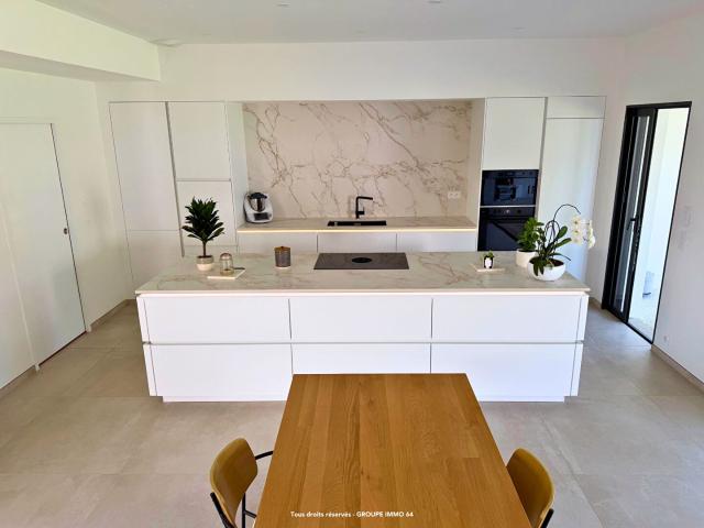 Maison Buros 5 pièce s 178 m2