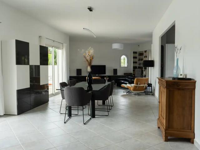 Maison Garéoult 5 pièces 150 m2sur 2840 m2 de terrain, avec piscine, garages