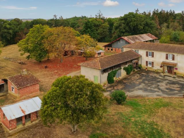 Maison Gasconne de 165m2 avec dépendances 400m2 et terrain p. 165m² Masseube