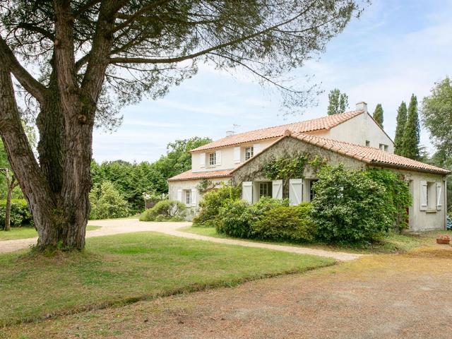 Maison Gétigné 11 P. 6 Chs. Bureaux. 274.92 M². T 6832 M². Garage. Cave. Salle de jeux. Bucher