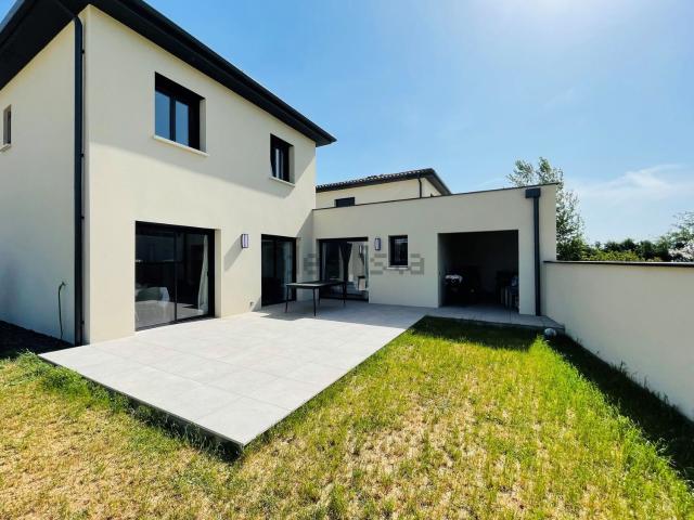 Maison, Genas