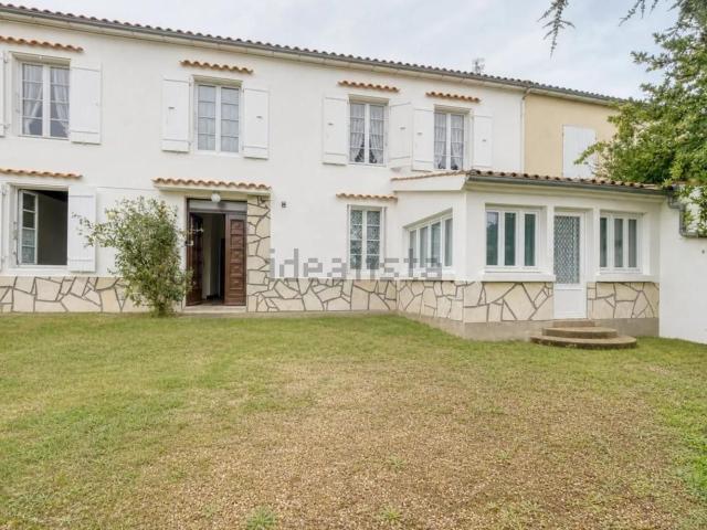 Maison, Genouillé