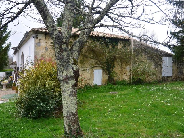 Maison Girondine avec dépendance sur un terrain arboré de 3. 177m² Martres