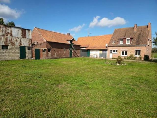Maison? Grange? Dépendances? Ecurie? Poulailler? Jardin? Cour Dans un secteur calme?