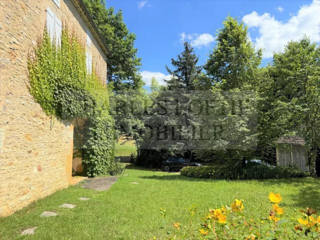 Maison, grange et piscine sur 1,2 ha en Bouriane