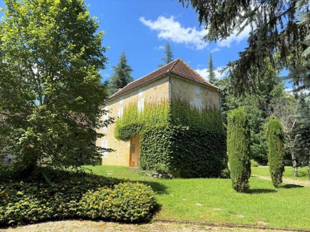 Maison, grange et piscine sur 1,2 ha en Bouriane