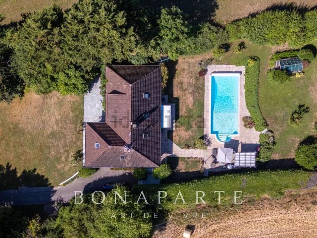 Maison, Grilly