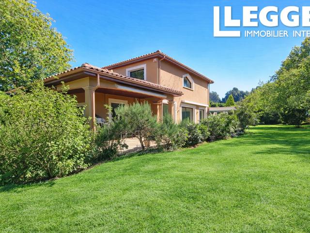 Maison d’architecte d’exception 300 m² avec piscine intérieure chauffée et patio inspiré d’Asie + géothermie