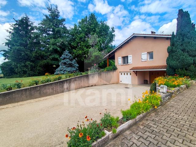 Maison d’architecte de 161 m2 4 chambres Terrain 905 m2. 161m² Génissieux
