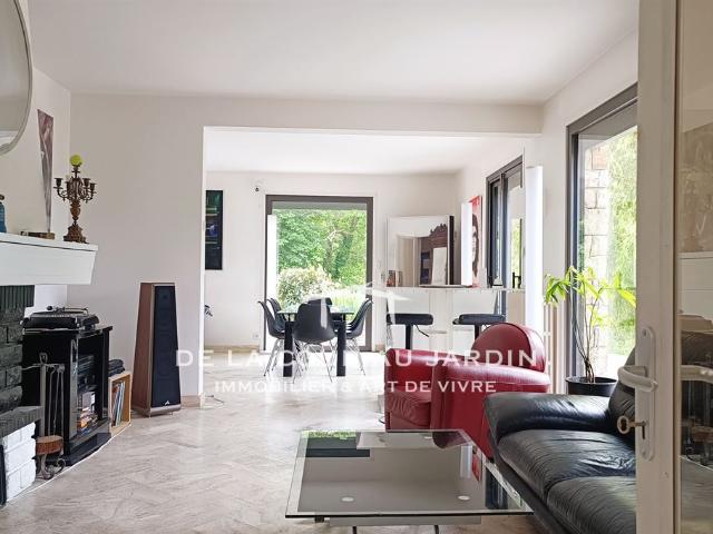 Maison d’architecte des années 70 avec parc paysager, terrasses et grands volumes