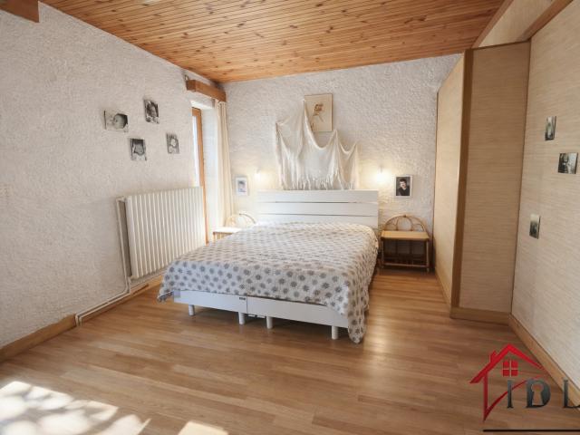 Maison d’architecte en pierre de 270 m2 Terrain arboré de 3 600 m2