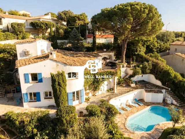 Maison d’architecte espagnol – 192 m² – Vue mer 192m² Les Issambres