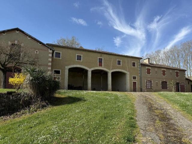 Maison d’époque avec maison d’amis et grand parc
