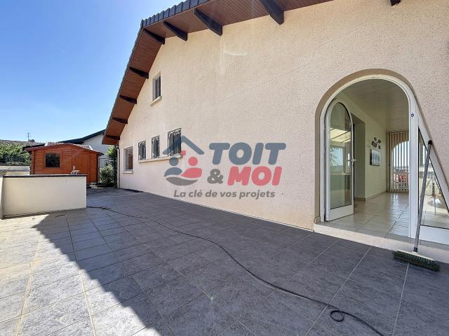 Maison d’exception sur les hauteurs de Vesoul Vue lac, piscine couverte et grands volumes