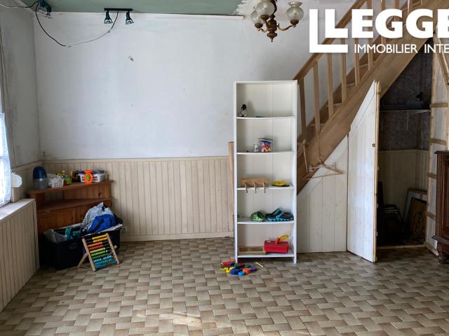Maison d’habitation à rénover avec dépendances et terrain de 7 135 m² – Exposition plein sud