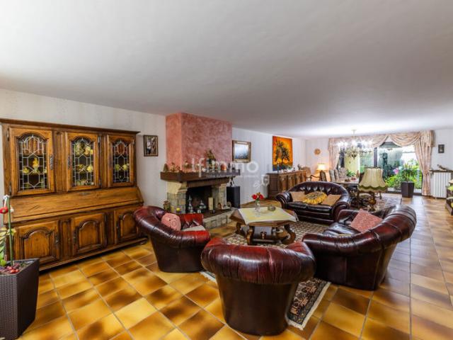 Maison dotée d'un grand cachet, au cœur d'un sympathique village