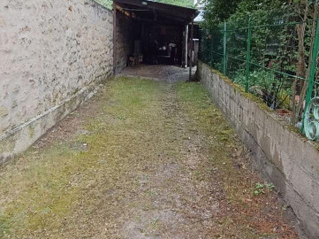 Maison dans une cour avec jardin, garage et atelier non attenant