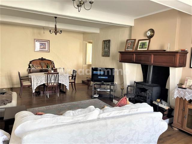 Maison dans le bourg, 3 chambres, 2 salles de bains, petit garage, terrain de 200 m2 non attenant