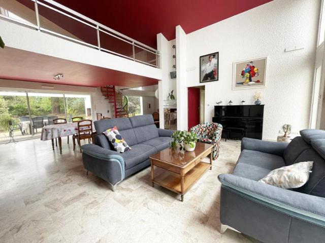Maison d'architecte 213 m² – Quartier résidentiel, terrain arboré de 1 400 m²