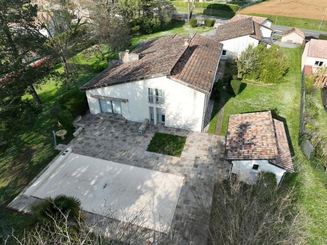 Maison d'architecte avec dépendance indépendante, garages et. 390m² Laroque Timbaut