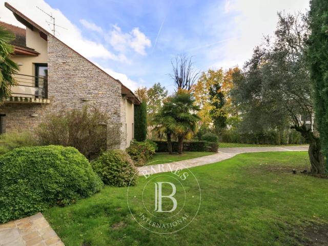Maison d'architecte à vendre Verrières le Buisson 500 m² environ Piscine intérieure Sauna/Hammam