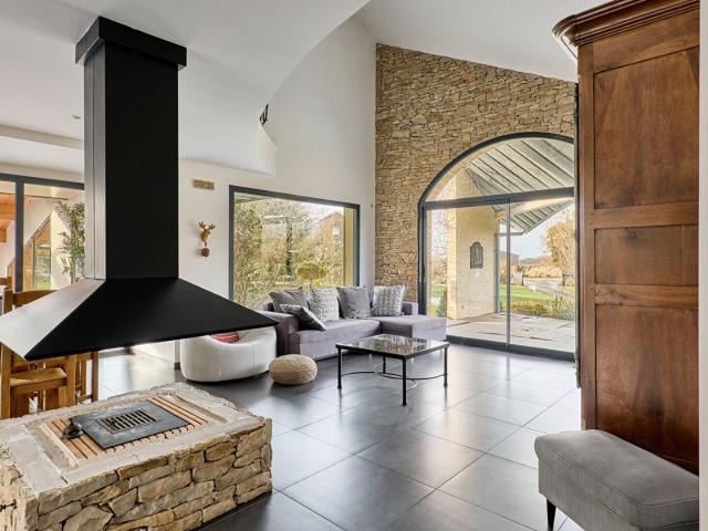 Maison D'architecte A Glainans, Avec Piscine Interieure Et P. 440m² Anteuil