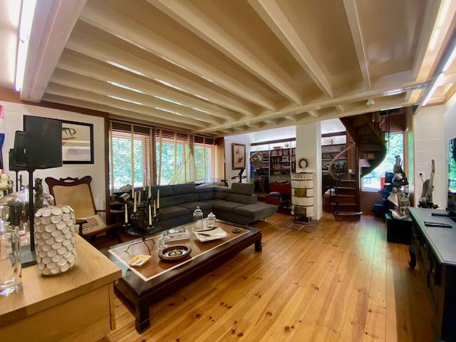 MAISON D'ARCHITECTE AU COEUR D'UN DOMAINE PRIVE