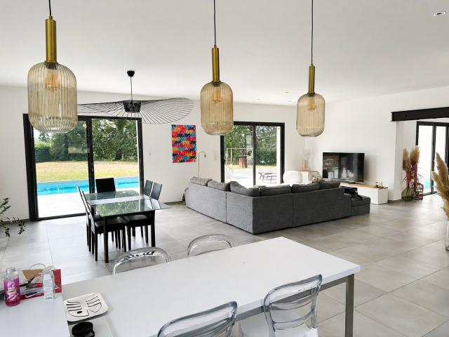 Maison d'architecte avec vue dominante, terrain et garage