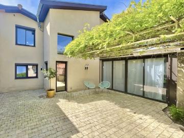 MAISON D'ARCHITECTE AVEC COUR, JARDIN ET JACUZZI
