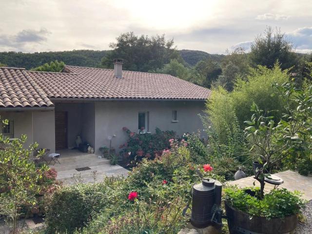 Maison d'architecte avec piscine et terrain de 6 200 m²