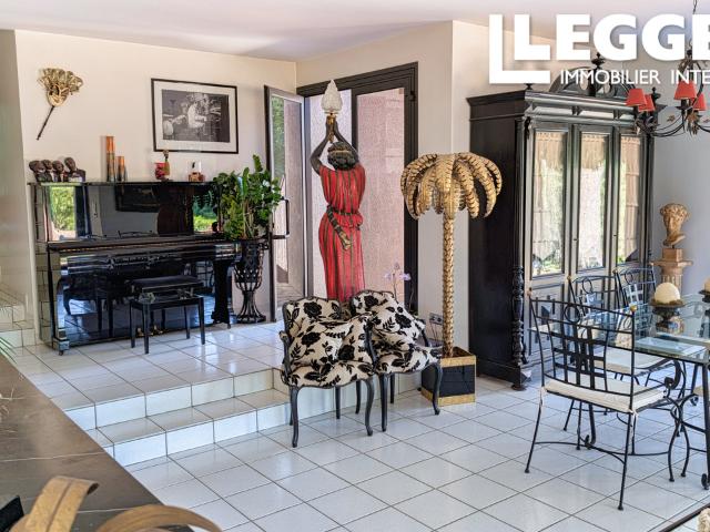 Maison d'architecte avec piscine, gîte à aménager et terrains constructibles près de Limoges