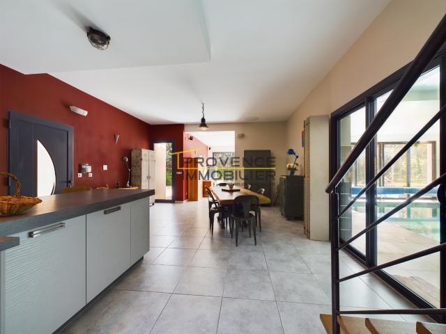 Maison d’architecte avec piscine intérieure et terrain 2 300 m2 Montélimar
