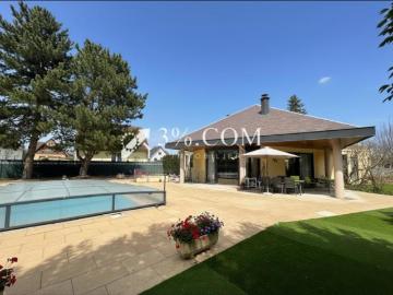Maison d'architecte avec piscine sur terrain de 9 ares