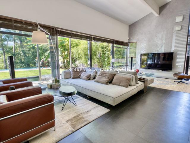 maison d'architecte dans la verdure
