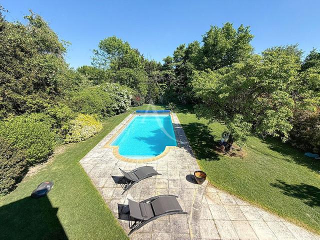 Maison d'architecte dans le coeur de ville de Meaux 220 m² 7 chambres piscine chauffée et sous sol total