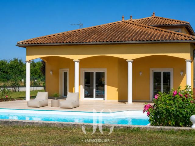 Maison d'Architecte d'Exception à Chaponnay: Harmonie, Confort et Prestations Haut de Gamme