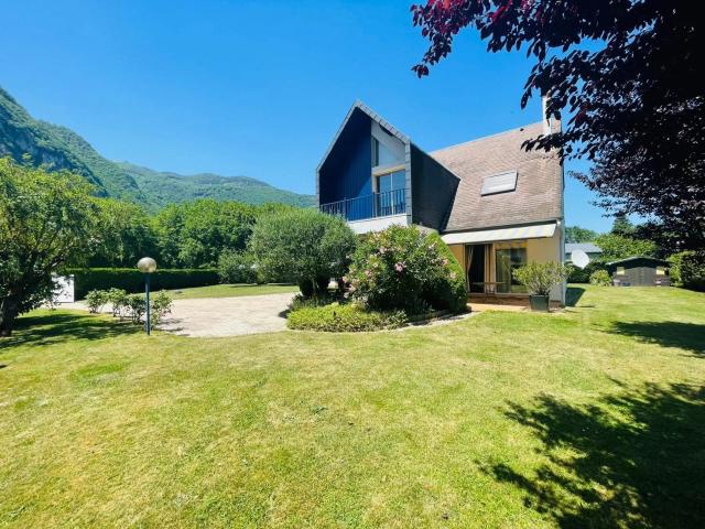 Maison d'architecte de 140 m² sur plus de 1 000 m² de terrai. 140m² Bagnères de Luchon
