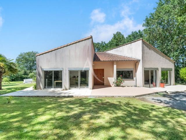Maison d'architecte de 1984 180 m² Propriété boisée aux portes de VIHIERS 49310